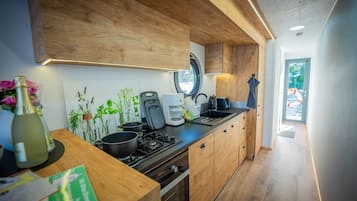 Kylskåp, ugn, spishäll och diskmaskin