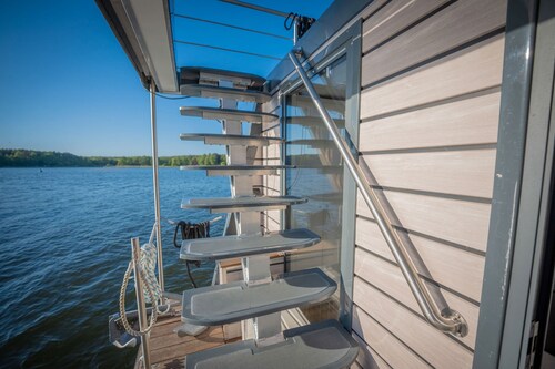 Floatinghouse Roma WOMA D13 – Modern Houseboat for 7 Guests with Rooftop Terrace