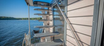 Floatinghouse Roma WOMA D13 – Modern Houseboat for 7 Guests with Rooftop Terrace