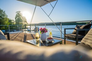 Terrace/patio - Floatinghouse Roma WOMA D13 – Modern Houseboat for 7 Guests with Rooftop Terrace (Fürstenberg/Havel)