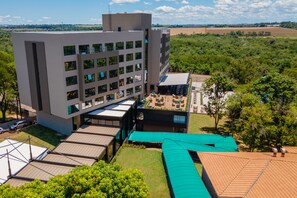 Exterior - Elegant Suite Escape w/ Spa, Pool & Gym Access! Free Breakfast, Pet Friendly! (Paraná)