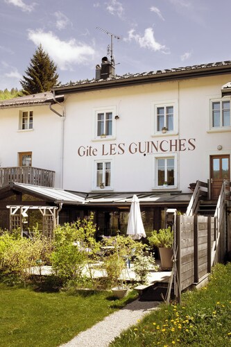 Get together with friends and family in a large apartment in the Haut Jura.