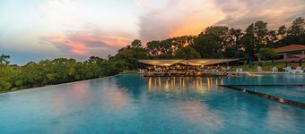 Bright Twin Couple | Free Breakfast, Pool Bar & 5 mi to Bird Park