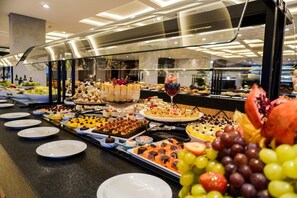 Dining - Luxurious Stay | 2 Relaxing Units w/ Pool & Gym Access| Free Breakfast! (Paraná)