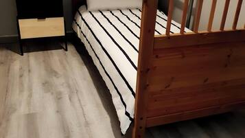 3 habitaciones, tabla de planchar con plancha, wifi y ropa de cama