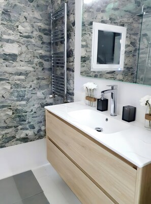 Dusche, Haartrockner, Handtücher