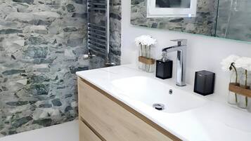 Shower, hair dryer, towels