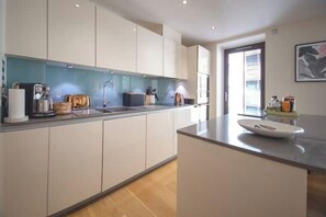 Private kitchen - Bright & Modern Westminster 2-Bed Apartment with AC (London)