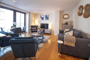TV - Bright & Modern Westminster 2-Bed Apartment with AC (London)