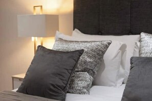 2 bedrooms, iron/ironing board, WiFi, bed sheets - Bright & Modern Westminster 2-Bed Apartment with AC (London)