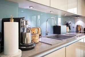 Private kitchen - Bright & Modern Westminster 2-Bed Apartment with AC (London)