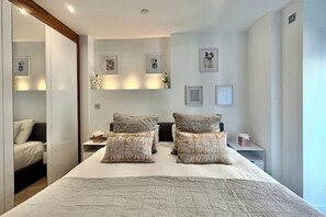 2 bedrooms, iron/ironing board, WiFi, bed sheets - Elegant 2-Bed, 2-Bath Westminster Apartment with Air-Con (London)