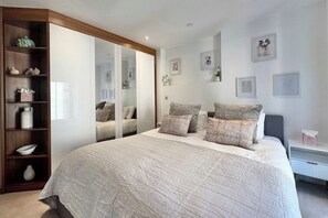 2 bedrooms, iron/ironing board, WiFi, bed sheets - Elegant 2-Bed, 2-Bath Westminster Apartment with Air-Con (London)