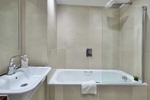 Shower, hair dryer, towels, soap - Elegant 2-Bed, 2-Bath Westminster Apartment with Air-Con (London)
