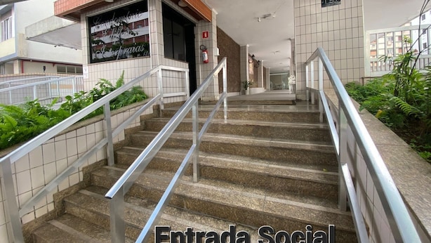 Una escalera conduce a una entrada señalizada con 