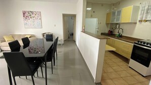 Un apartamento moderno con comedor, cocina y sala de estar.
