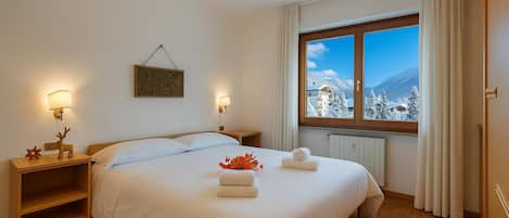 2 عدّة غرف نوم وواي فاي مجانًا وملاءات أسرّة