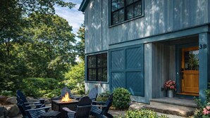A blue house with a fire pit and outdoor seating. - Stay at Old Garden Beach (Rockport)