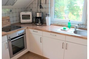 Fridge, microwave, oven, stovetop - Reetdachhaus in Burhave (Burhave)