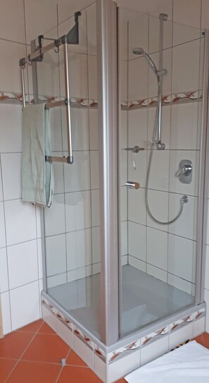 Dusche, Haartrockner, Handtücher