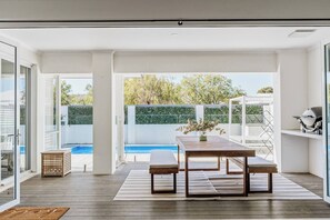 Outdoor dining - Sundrift Sophisticated Beachside Retreat with Pool (Quindalup)