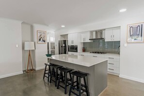 Frigorífic, microones, forn i placa de cuina 