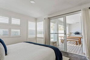3 bedrooms, iron/ironing board, WiFi, bed sheets - Sundrift Sophisticated Beachside Retreat with Pool (Quindalup)