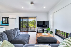 TV - Epic Elevated Escape • 5 Bedrooms • Saltwater Pool (Rosebery)