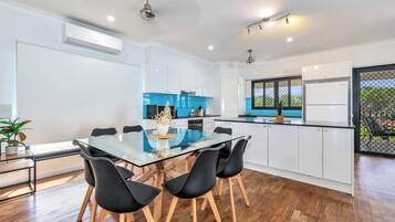 Een koelkast, een magnetron, een oven, een kookplaat