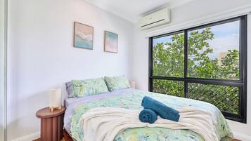 Een strijkplank/strijkijzer, reisbedje, gratis wifi, beddengoed