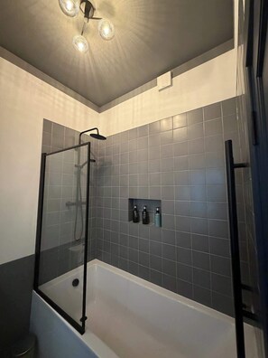 Suihku, hiustenkuivaaja