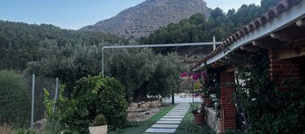 Landhaus 'Cortijo Algüit' mit Bergblick, privater Terrasse und Garten