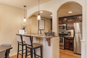 Fridge, microwave, oven, stovetop - Beautiful Plaza Condo | 01 (Kansas City)