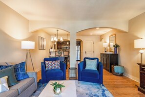 Smart TV - Beautiful Plaza Condo | 01 (Kansas City)