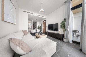 TV - Free housekeeping visits during your stay - Stayshort - 1 Bed in Meydan Sleeps 4 with Pool Views! (Meydan)