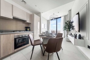 Fridge, microwave, oven, stovetop - Free housekeeping visits during your stay - Stayshort - Modern 1 Bed in Meydan Sleeps 4! (Meydan)