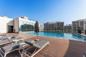 Pool - Free housekeeping visits during your stay - Stayshort - Modern 1 Bed in Meydan Sleeps 4! (Meydan)