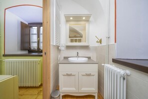 Shower, bidet, towels