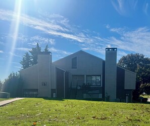 Exterior - Beautiful, spacious 2-bedroom lakeside condo with a pool and updated amenities. (Garland)