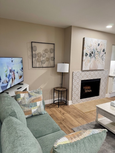 Beautiful, 2-bedroom condo, walking distance from lake Ray Hubbard.