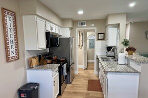 Een microgolfoven, een oven, een kookplaat, een vaatwasser