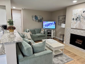 TV, fireplace - Beautiful, spacious 2-bedroom lakeside condo with a pool and updated amenities. (Garland)