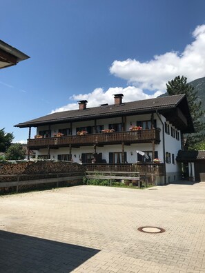 Exterior - Apartment "Haus Florian Sprenzel" with Mountain View, Balcony and Wi-Fi (Garmisch-Partenkirchen)