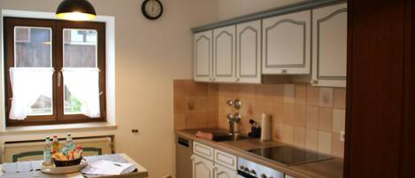 Kylskåp, ugn, spishäll och diskmaskin