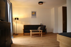 TV - Apartment "Haus Florian Sprenzel" with Mountain View, Balcony and Wi-Fi (Garmisch-Partenkirchen)