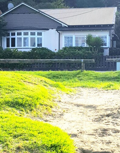 Tiromoana Beachfront Cottage.
Worser Bay the heart of Wellington"s film Industry