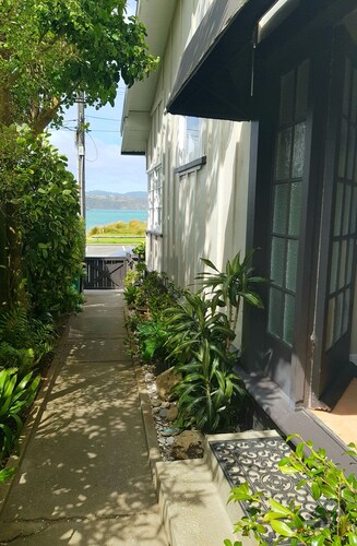 Tiromoana beachfront Cottage.
Worser Bay the heart of Wellington"s film Industry