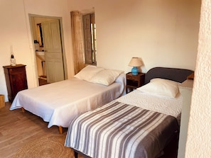 3 bedrooms, iron/ironing board, bed sheets