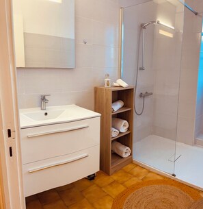 タオル、トイレットペーパー