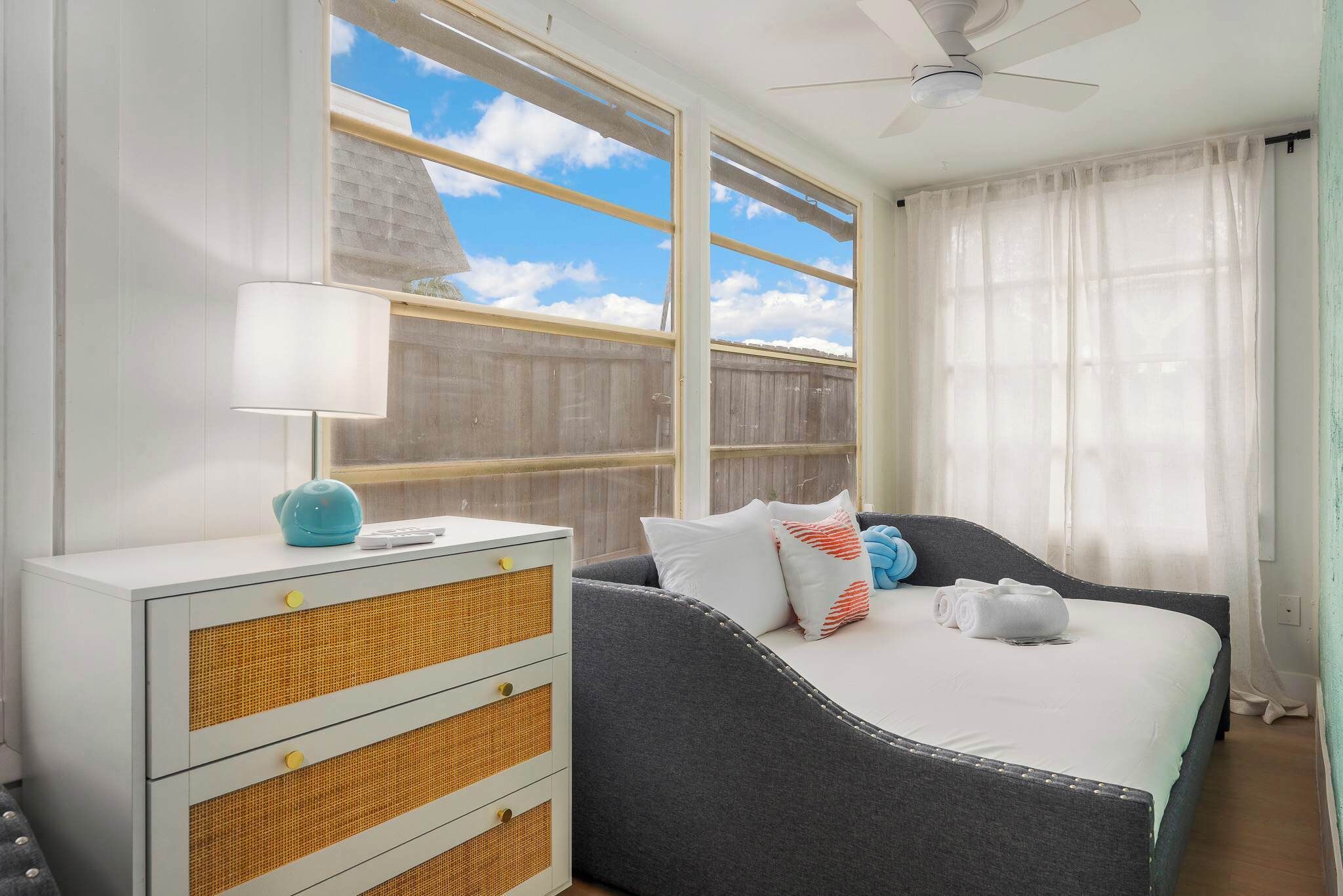 Escritorio, tabla de planchar con plancha, cuna de viaje y wifi 